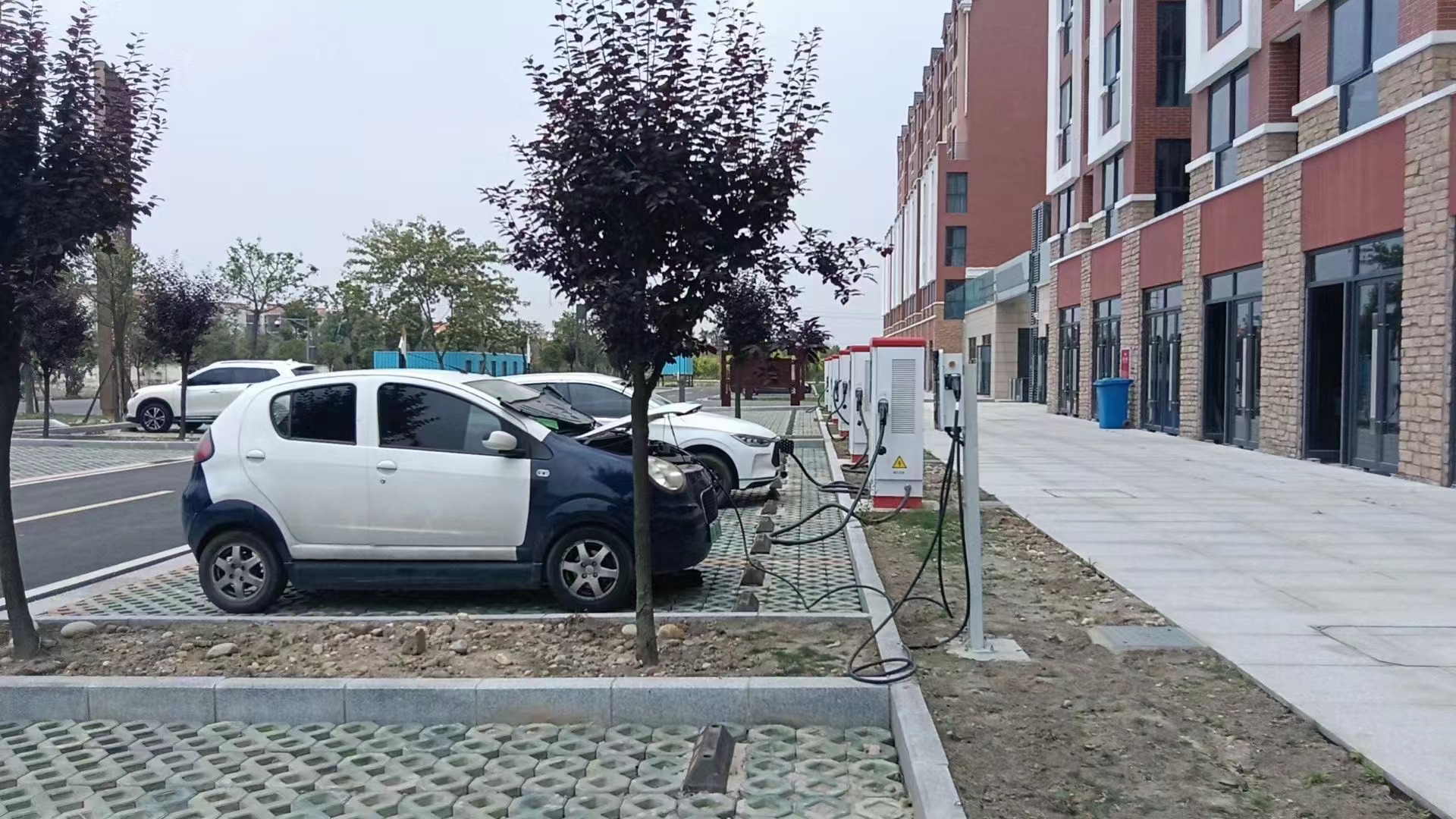 售后技術部同事們對青白江健康驛站、永蘭環保集團、金堂公交等重點單位進行例行巡檢